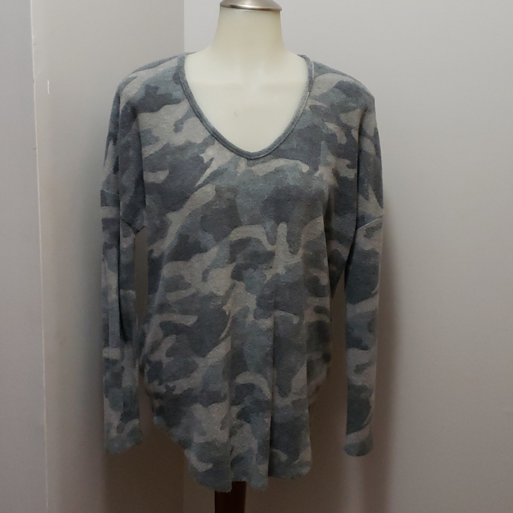 Antistatic long sleeve grey camo print top